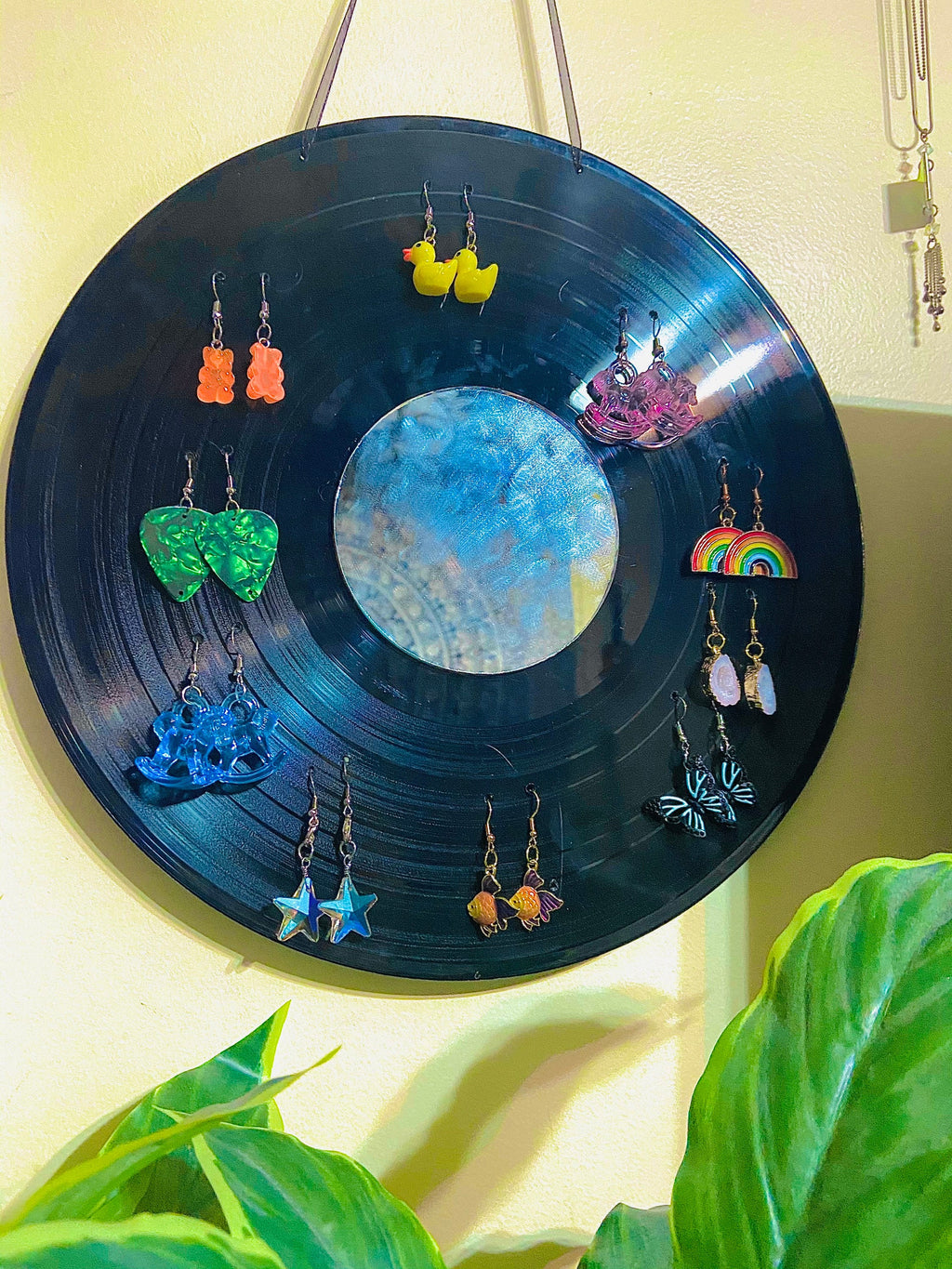 Vinyl record earring display | record player | room decor | 70’s | decoration | earring holder | gift ideas | cute gift | valentine gift