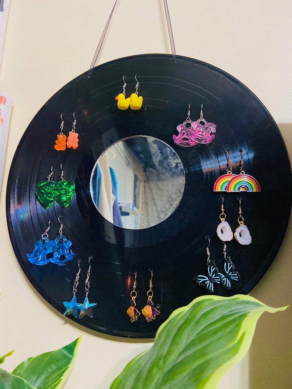 Vinyl record earring display | record player | room decor | 70’s | decoration | earring holder | gift ideas | cute gift | valentine gift