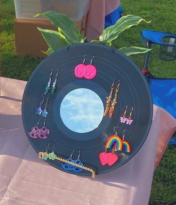 Vinyl record earring display | record player | room decor | 70’s | decoration | earring holder | gift ideas | cute gift | valentine gift